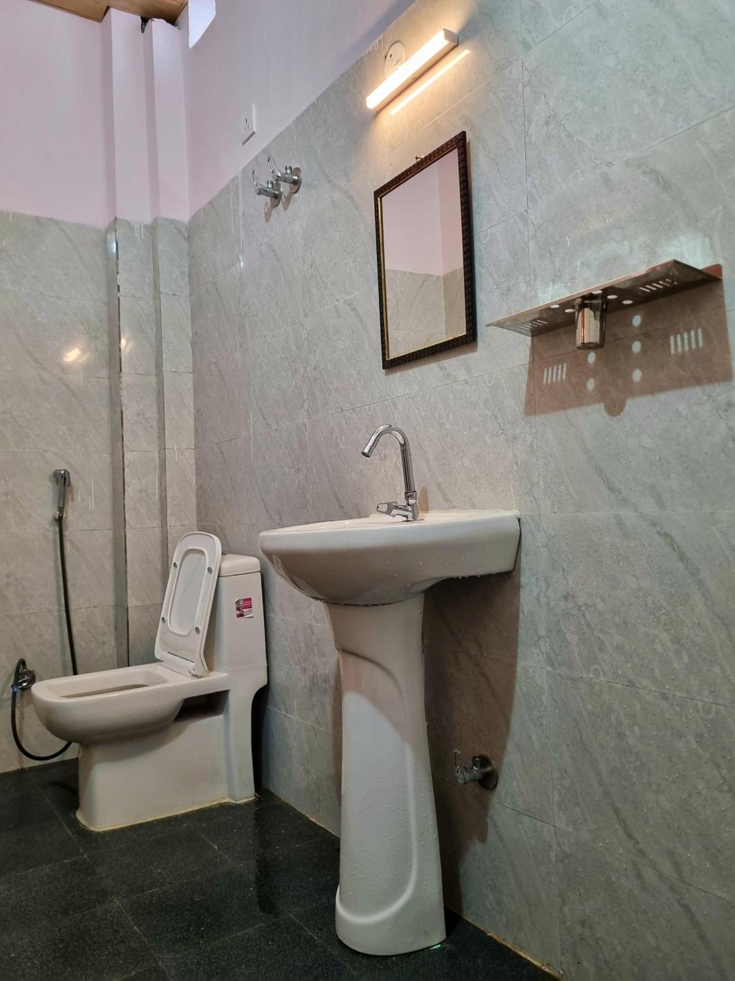 Landlopers Hostel Rishīkesh Екстериор снимка