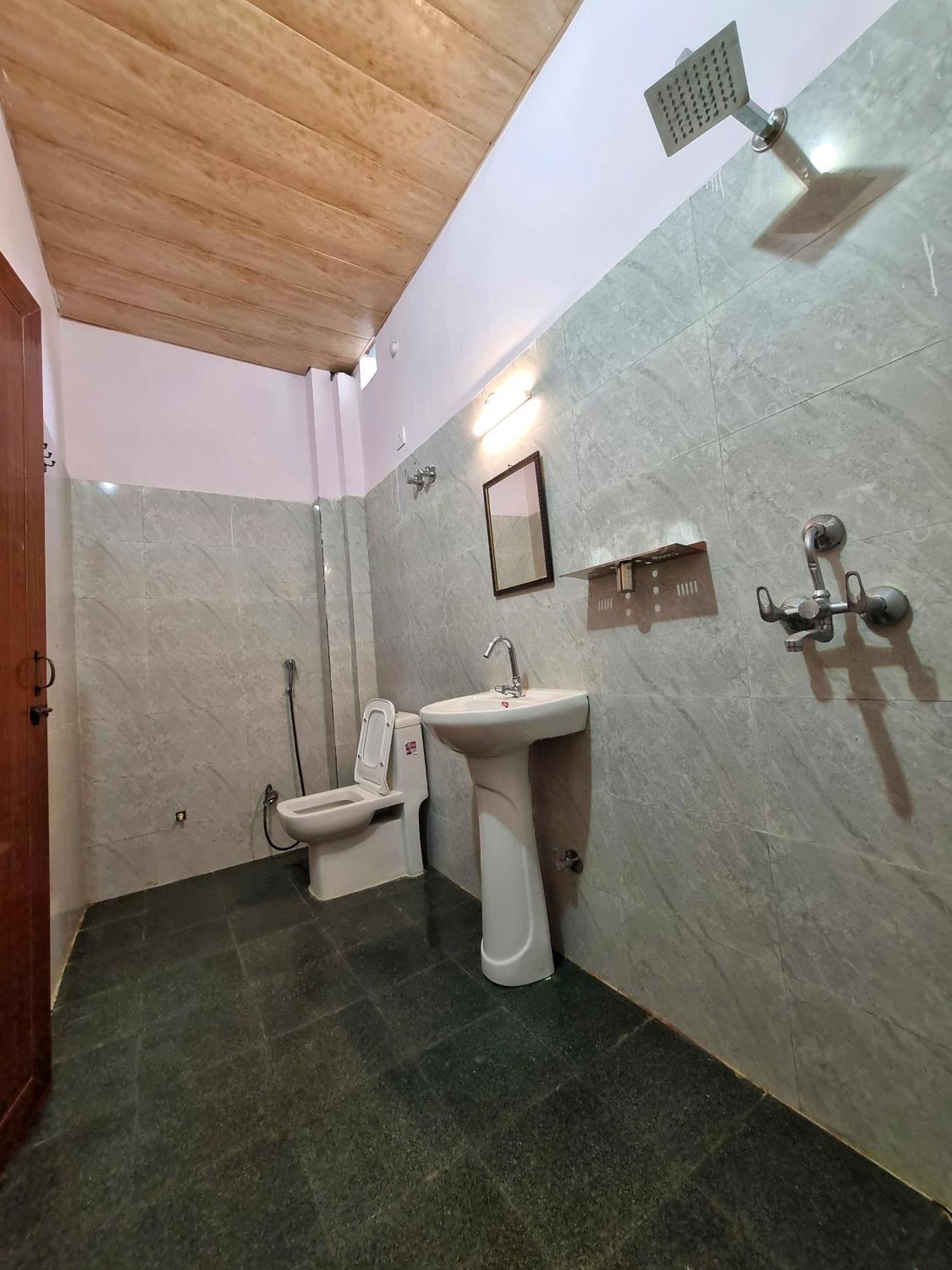 Landlopers Hostel Rishīkesh Екстериор снимка