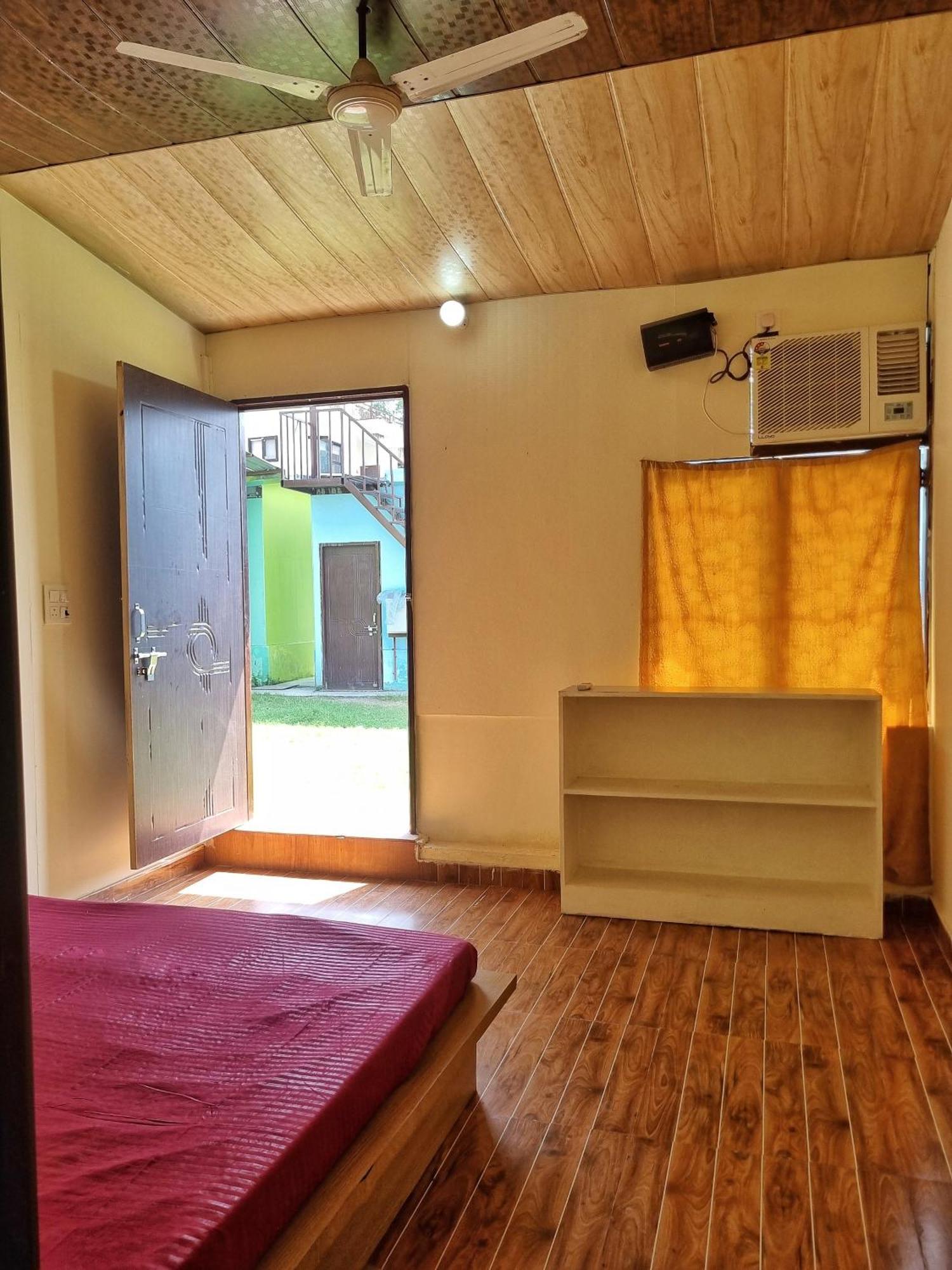 Landlopers Hostel Rishīkesh Екстериор снимка